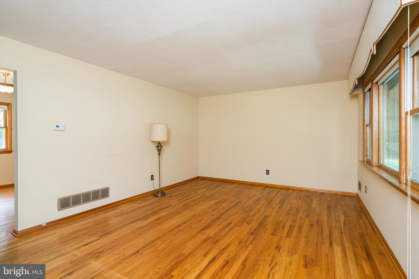 281 Windsor Rd Property Photo 6