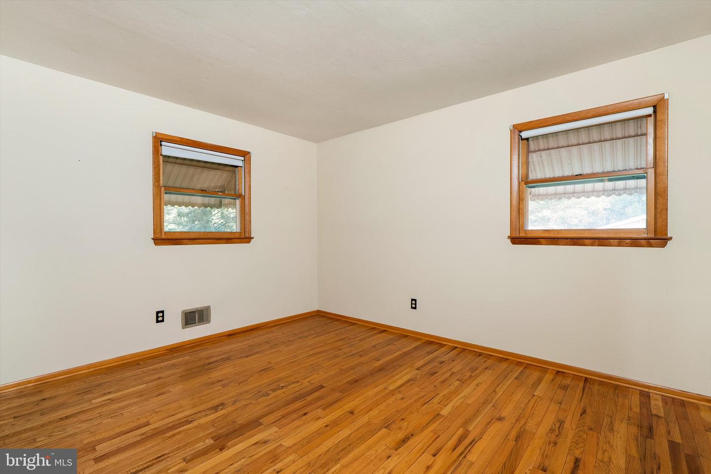 281 Windsor Rd Property Photo 17