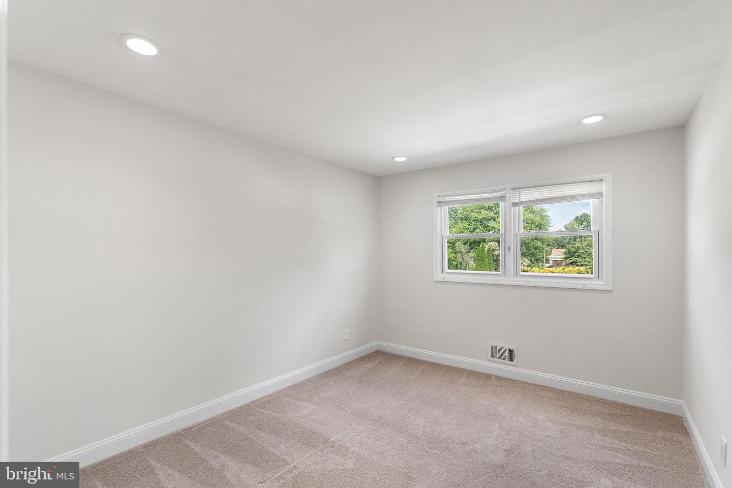7 Oaken Ln Property Photo 12