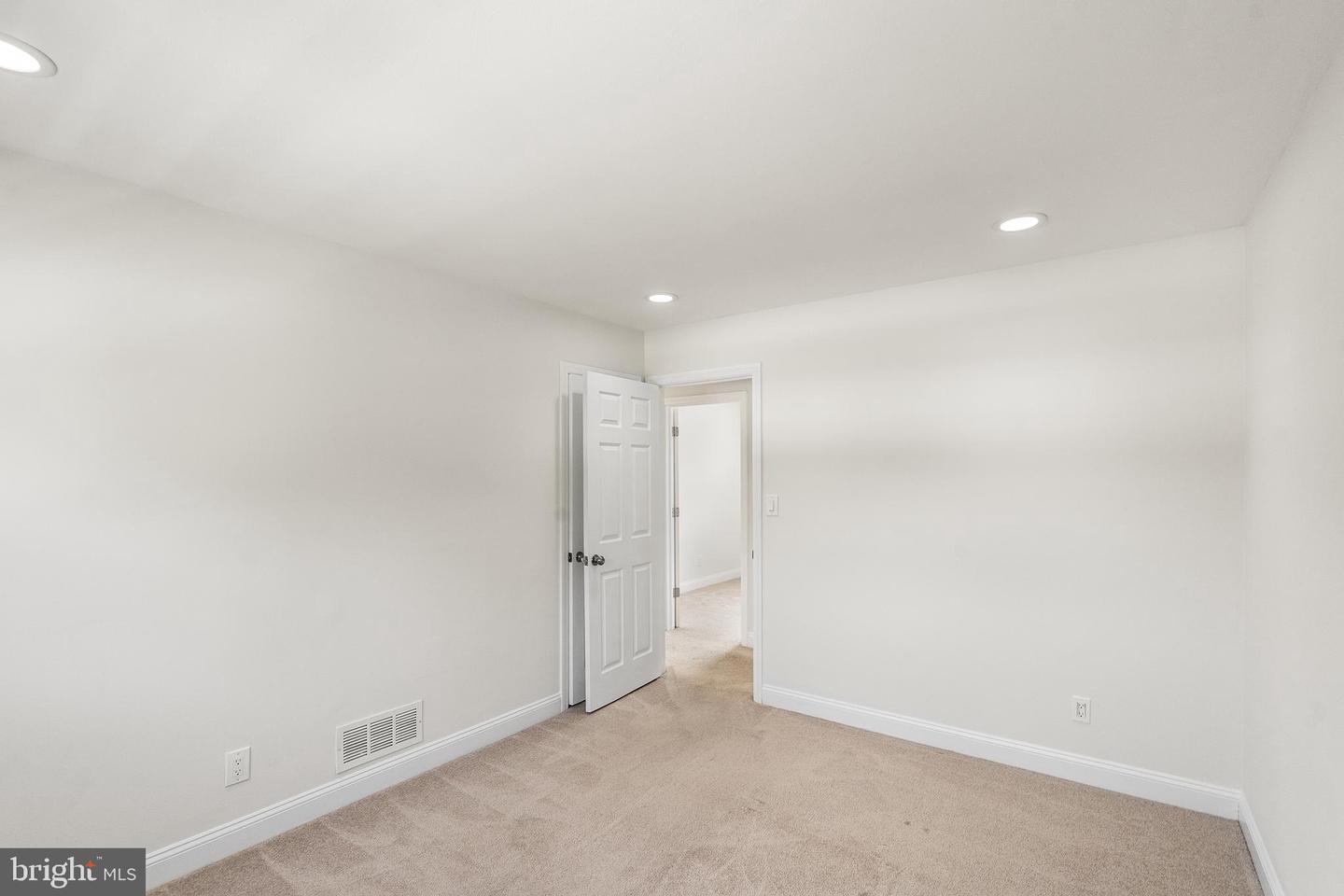 7 Oaken Ln Property Photo 13