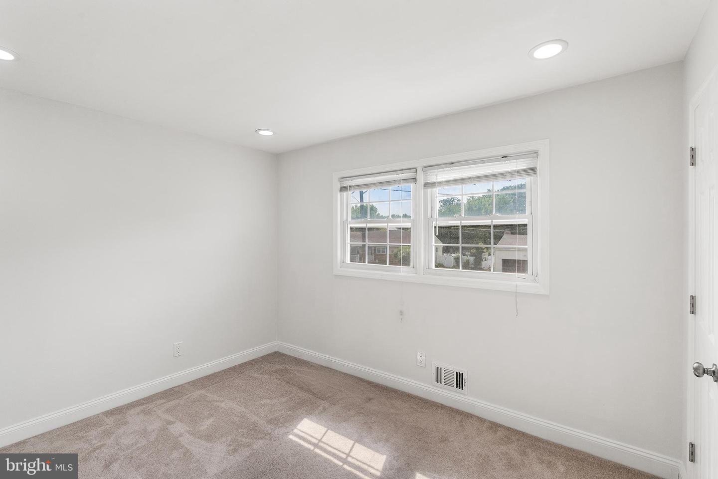 7 Oaken Ln Property Photo 15