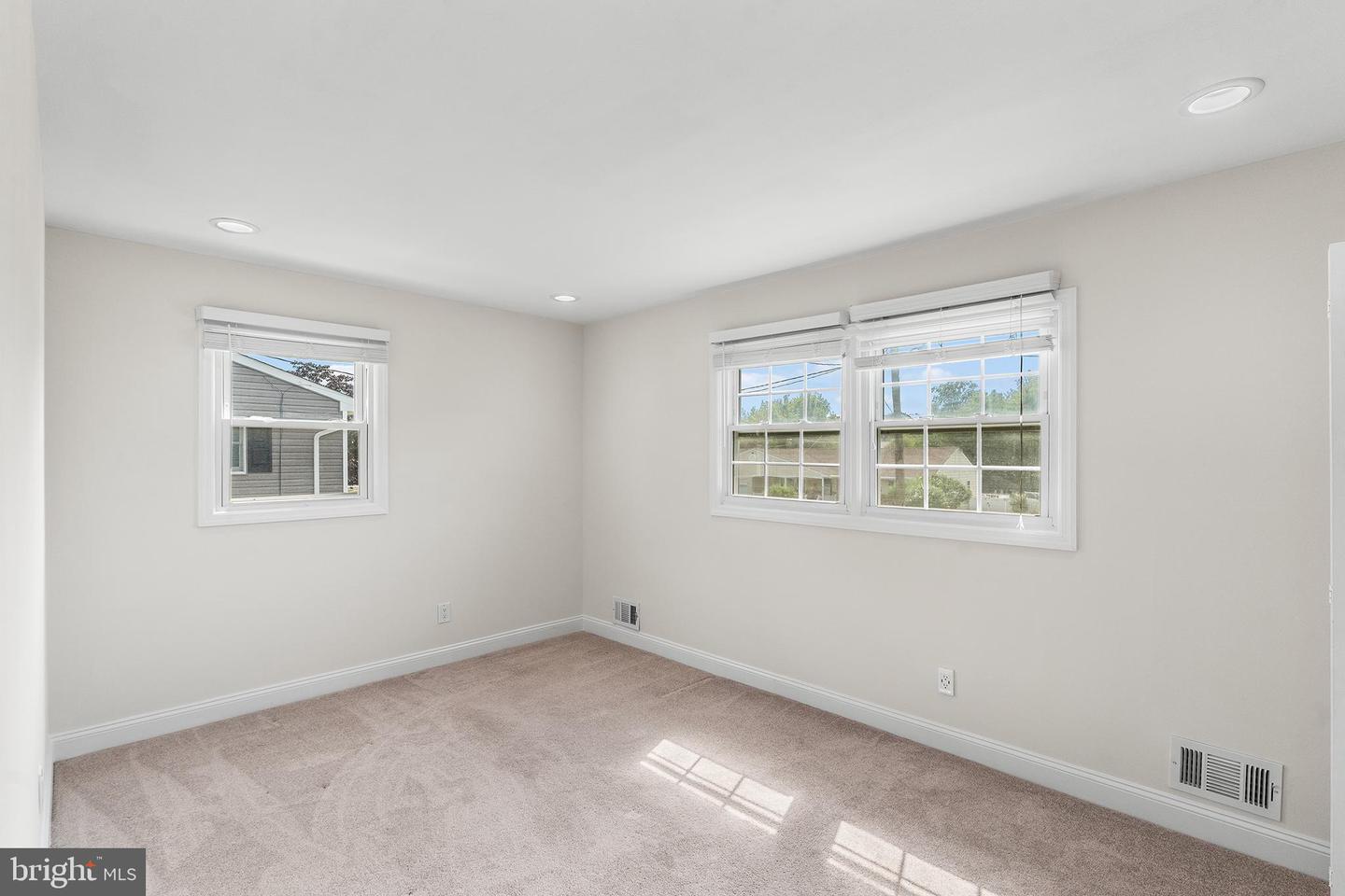 7 Oaken Ln Property Photo 18