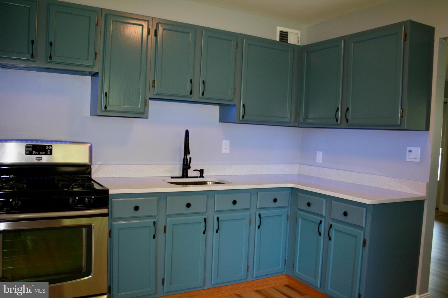 124 Stratford Ave Property Photo 6