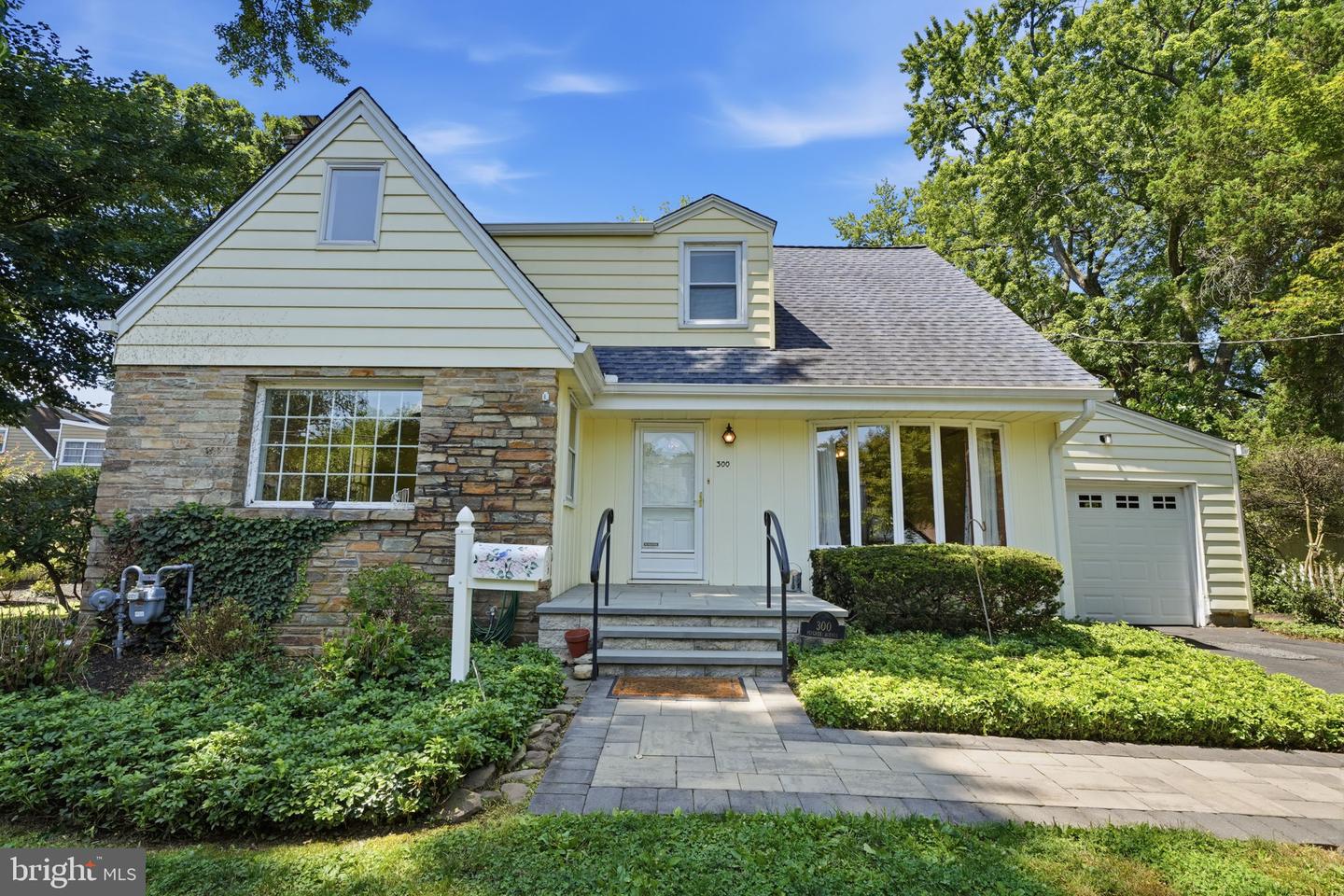 300 Pingree Ave Property Photo 1