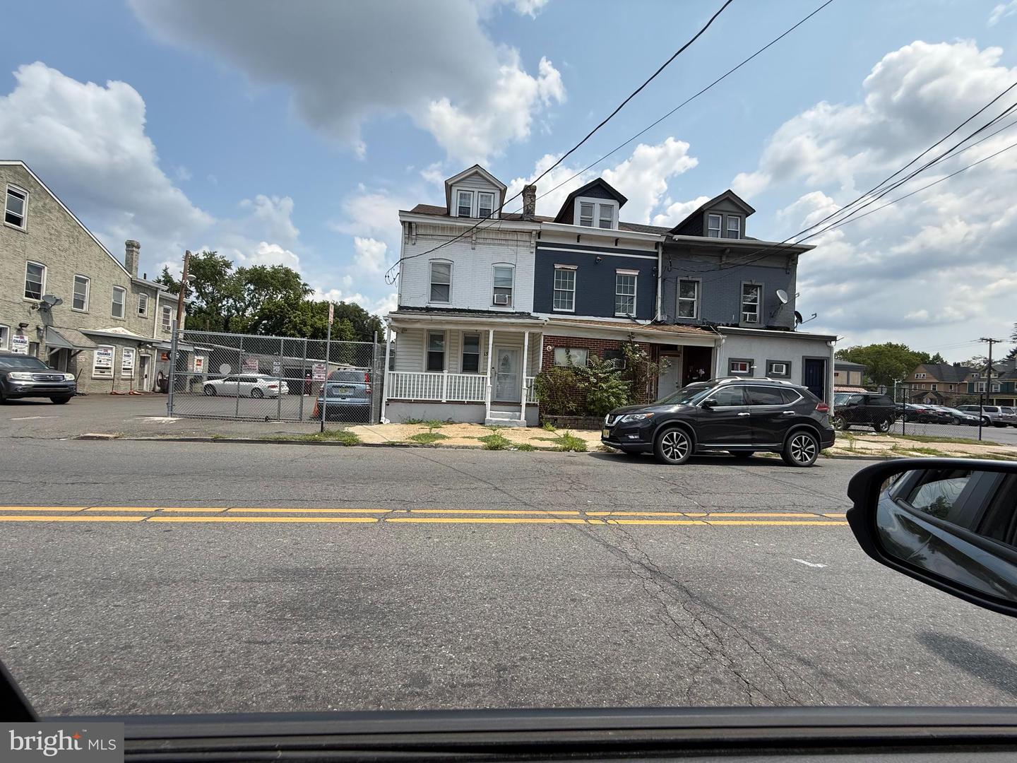 150 S Olden Ave Property Photo 1