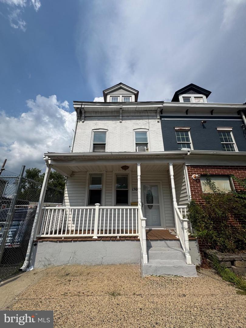 150 S Olden Ave Property Photo 2