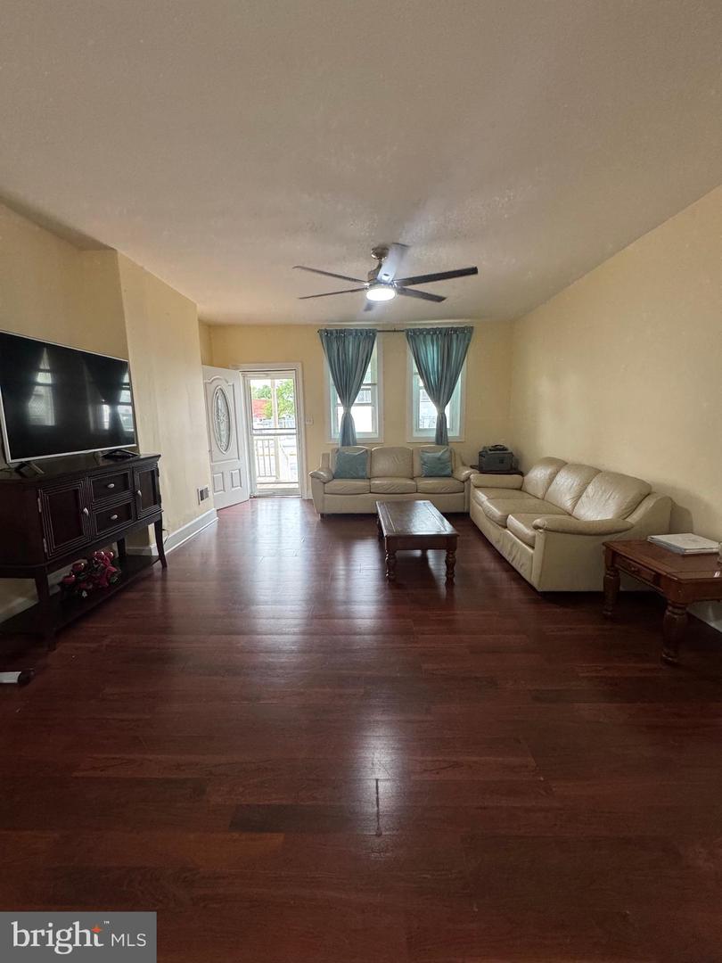 150 S Olden Ave Property Photo 8