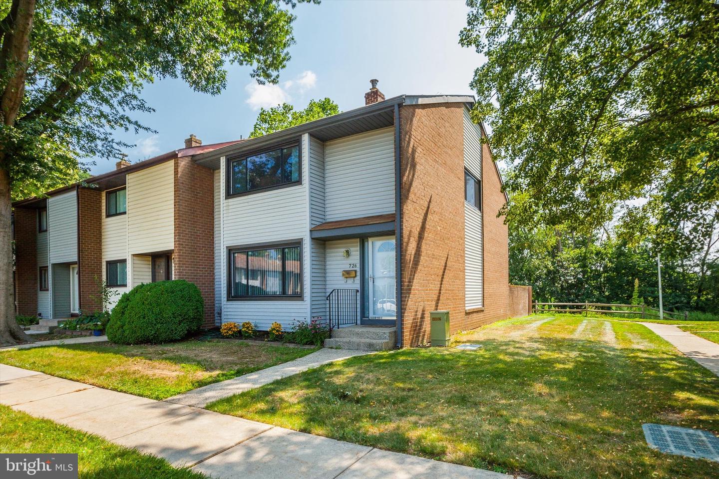 726 Twin Rivers Dr N Property Photo 1