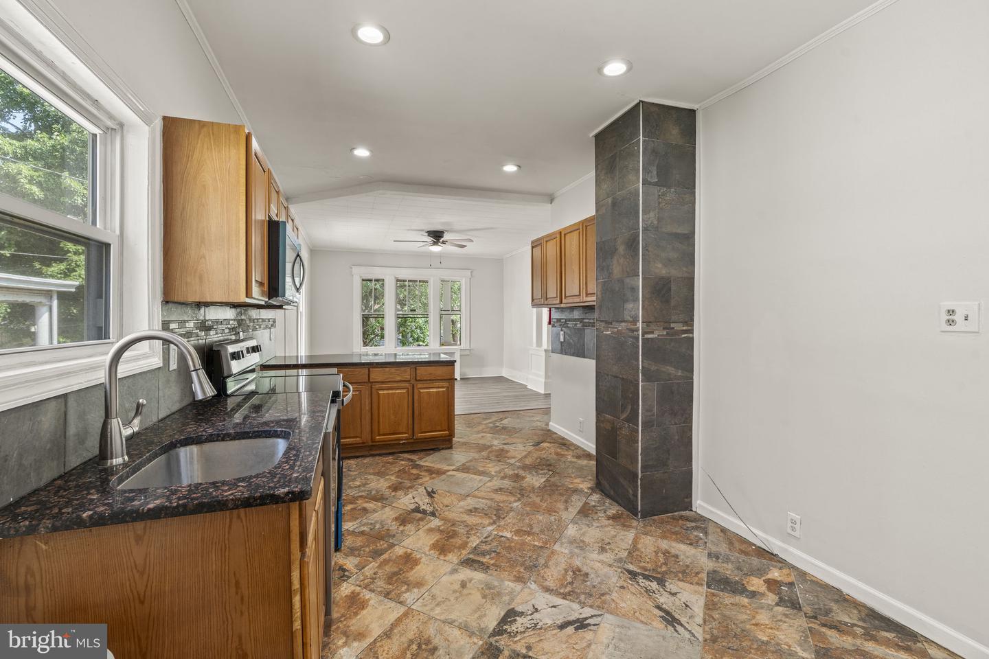 39 Maple Ave Property Photo 14