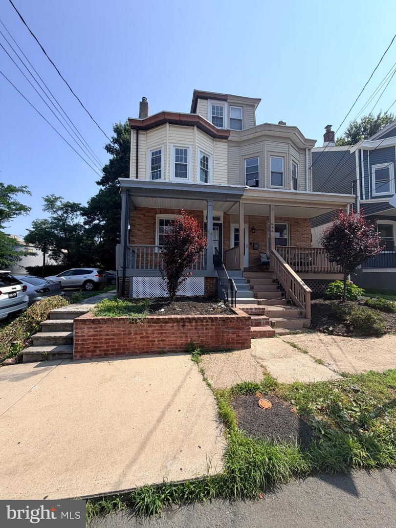 648 Edgewood Ave Property Photo 2