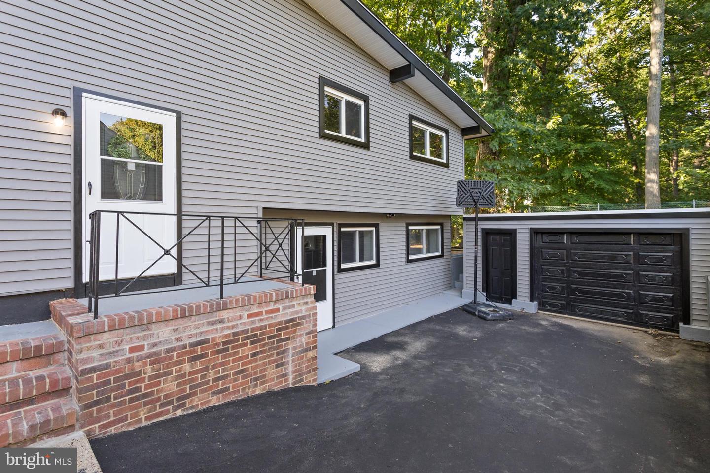 1498 Stuyvesant Ave Property Photo 4
