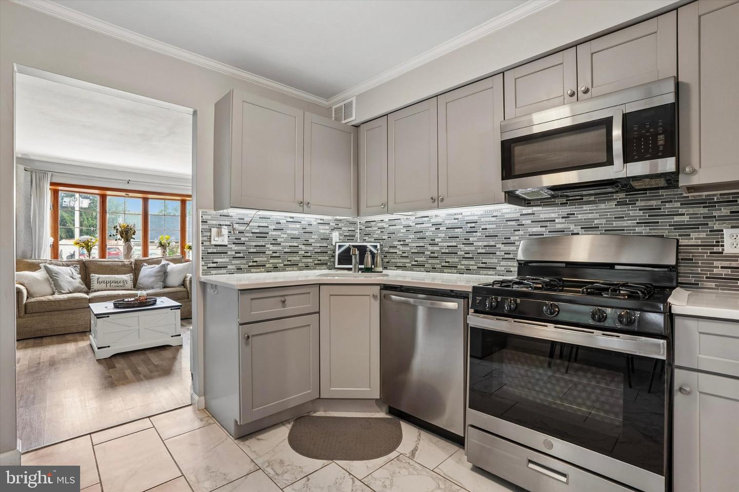 49 Dunmore Ave Property Photo 4