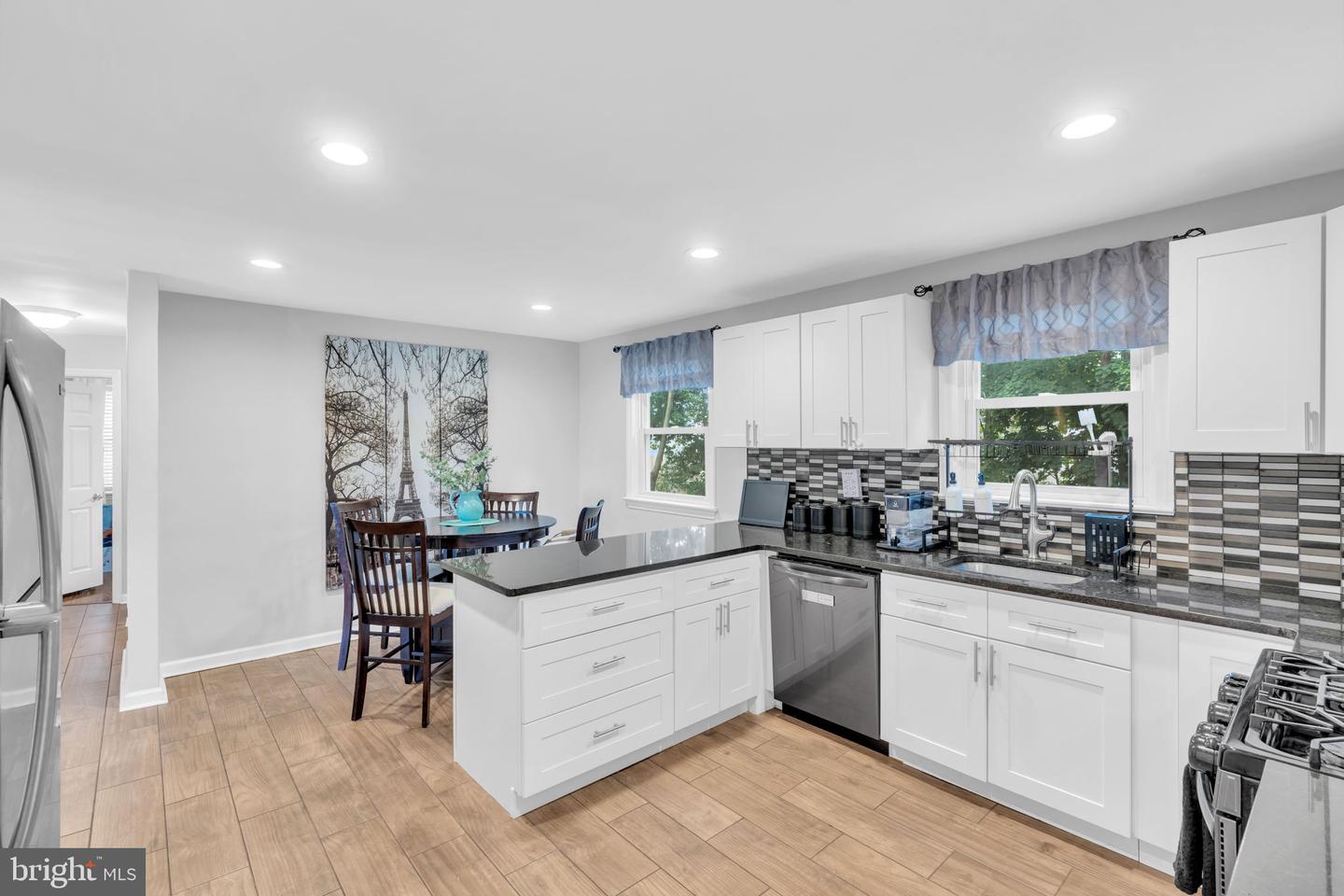 254 California Ave Property Photo 4