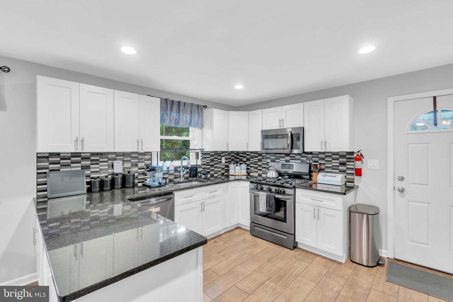 254 California Ave Property Photo 5