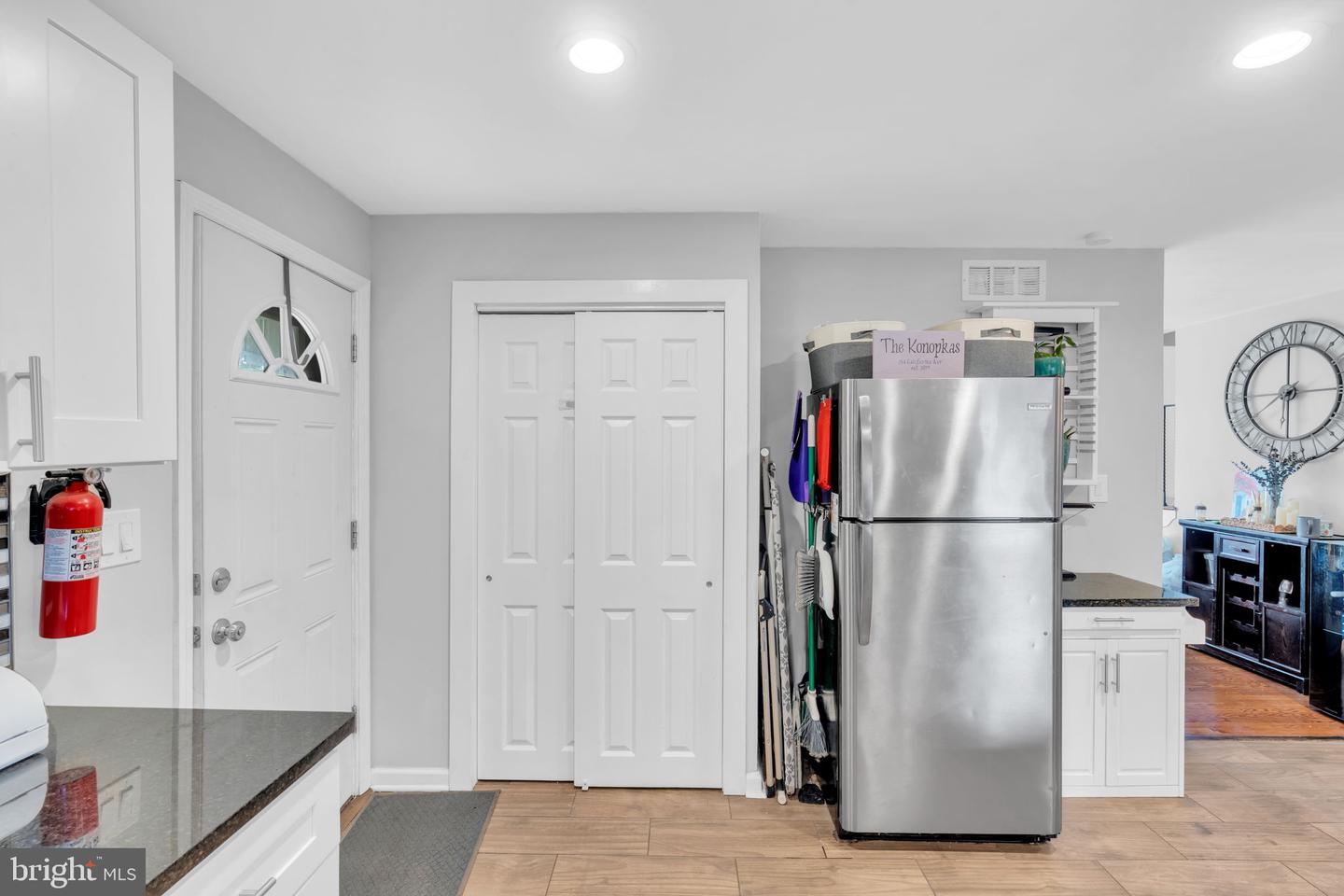 254 California Ave Property Photo 11