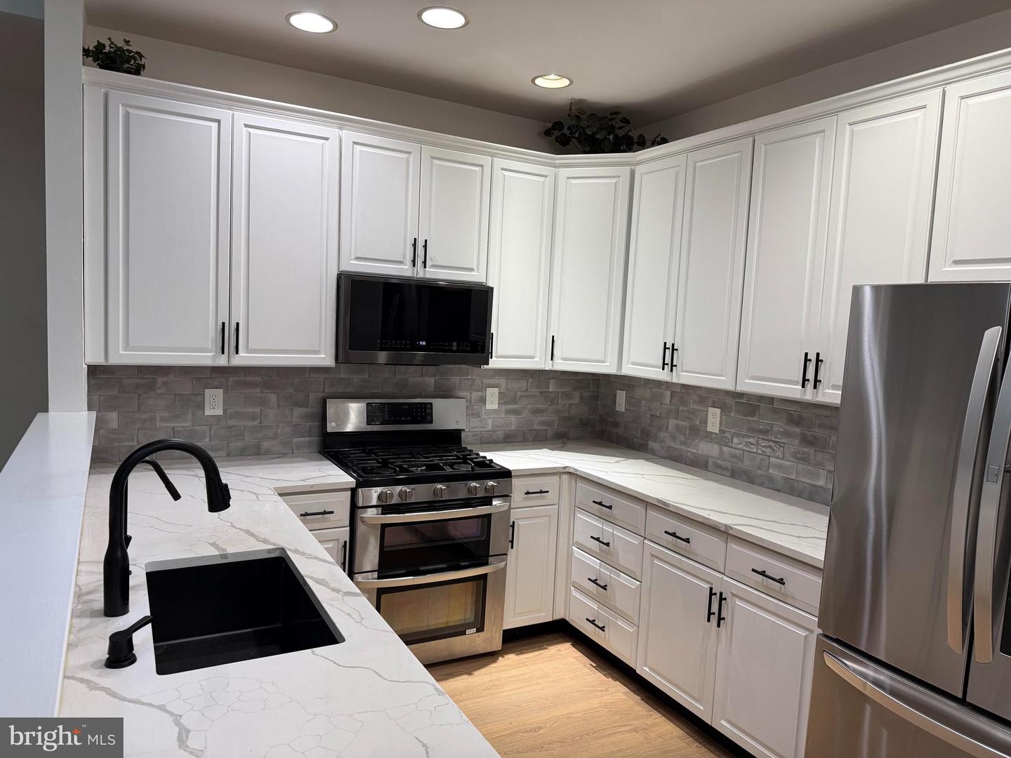 33 Brownstone Rd Property Photo 3