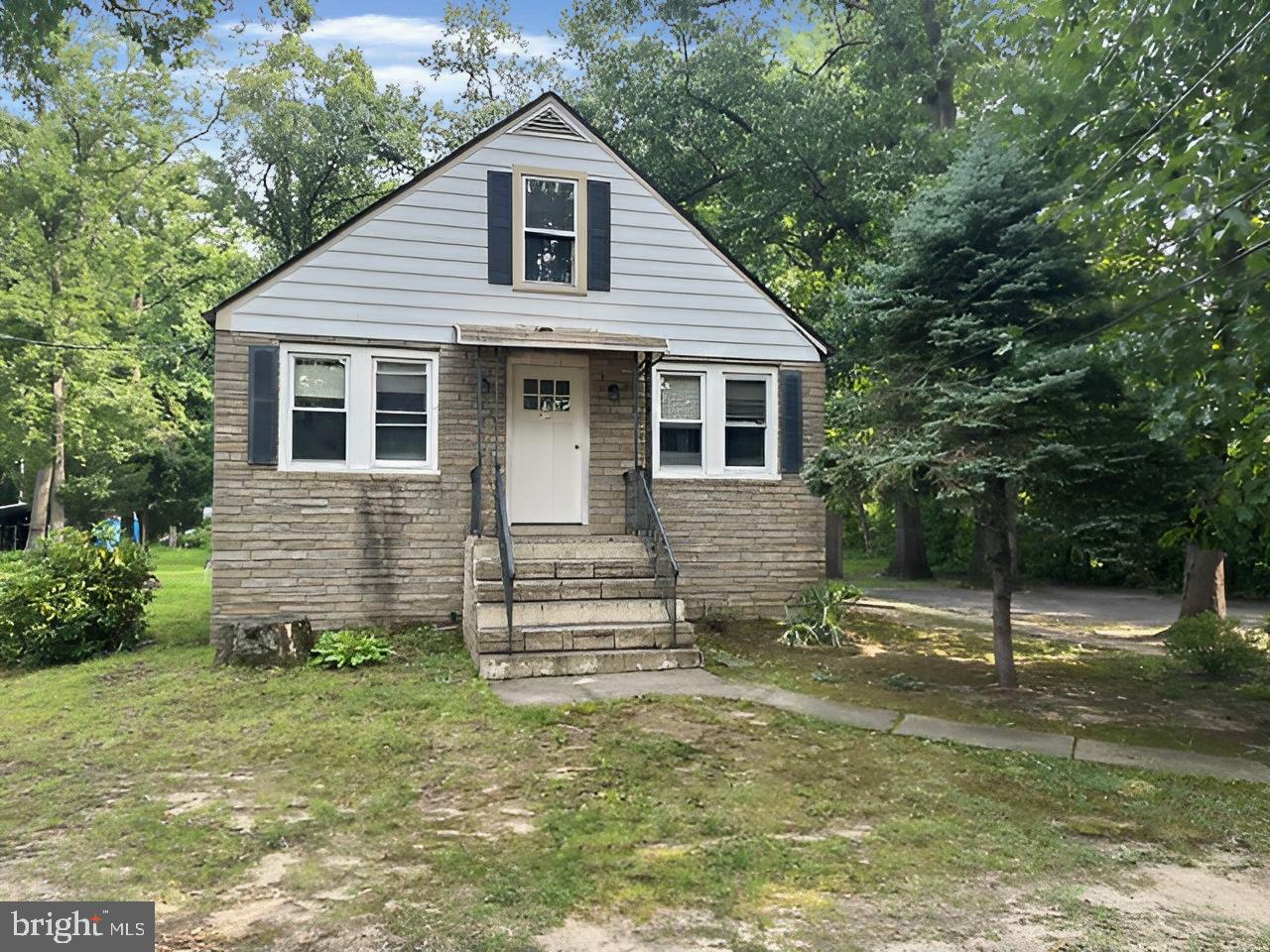 268 Sloan Ave Property Photo 1