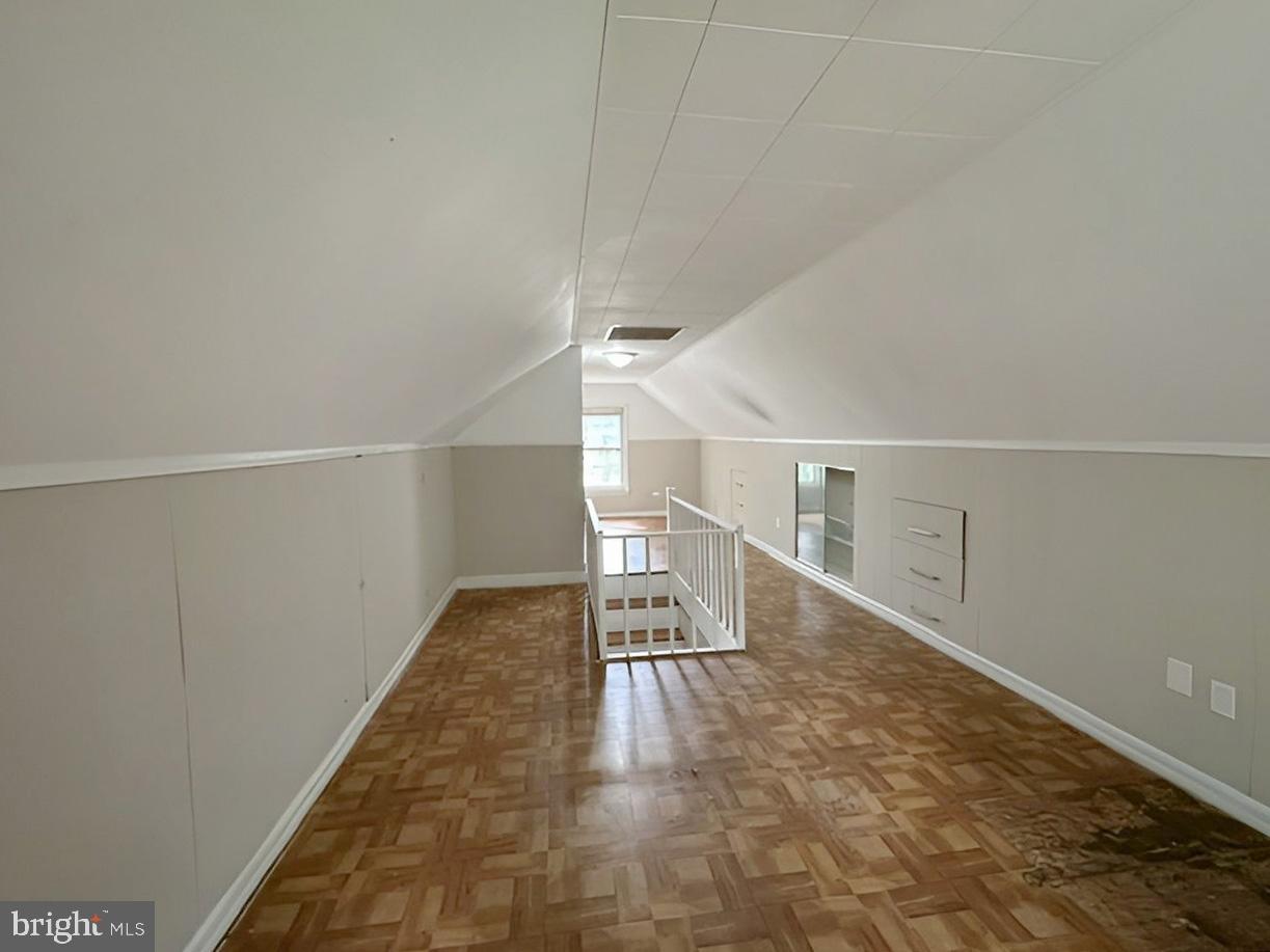 268 Sloan Ave Property Photo 27