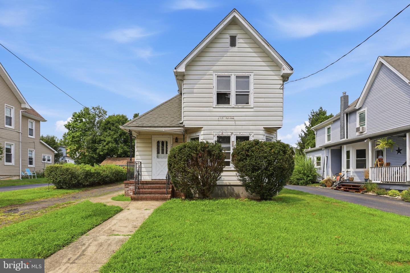 128 Center St Property Photo 1