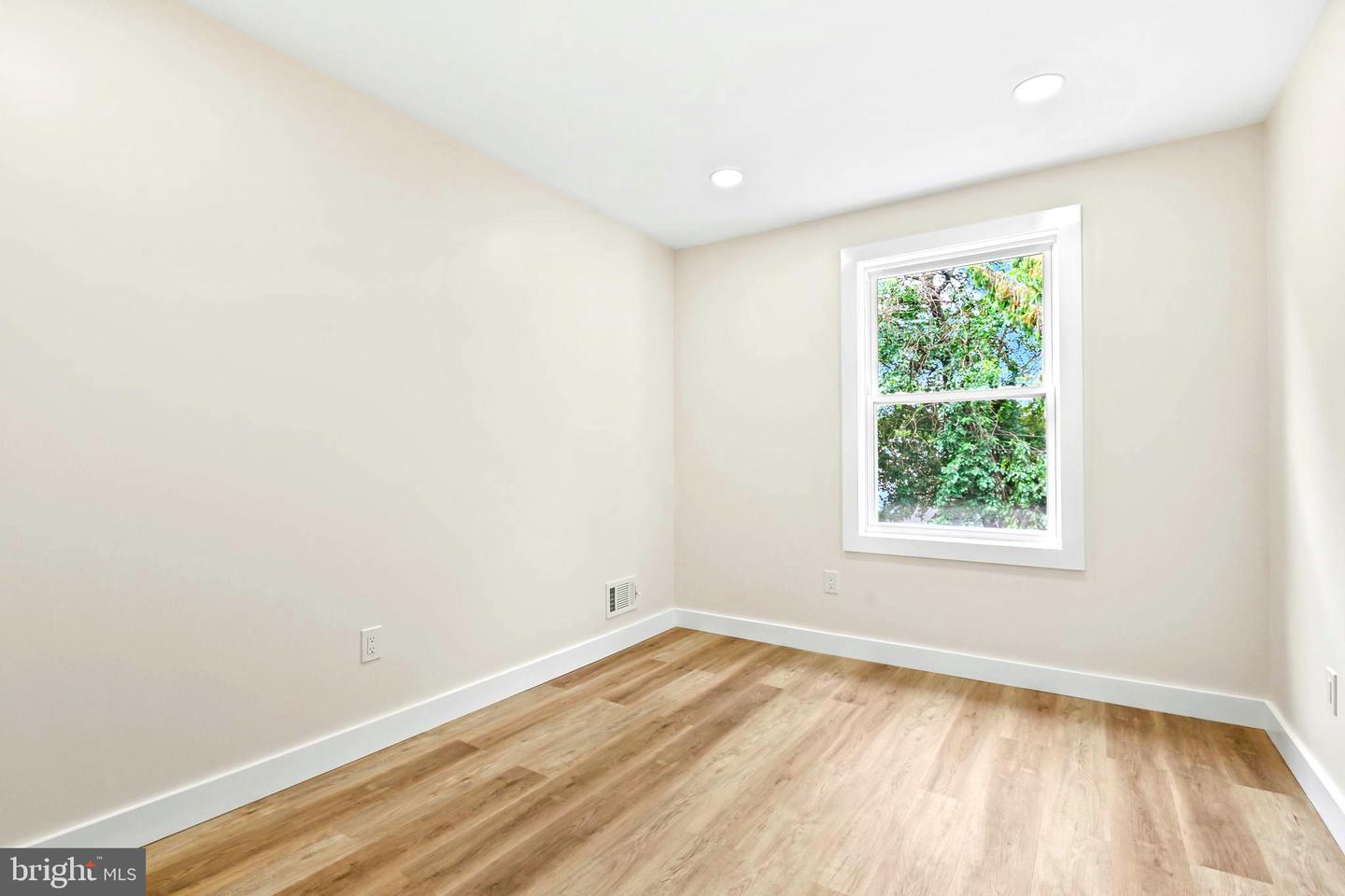 515 Genesee St Property Photo 17