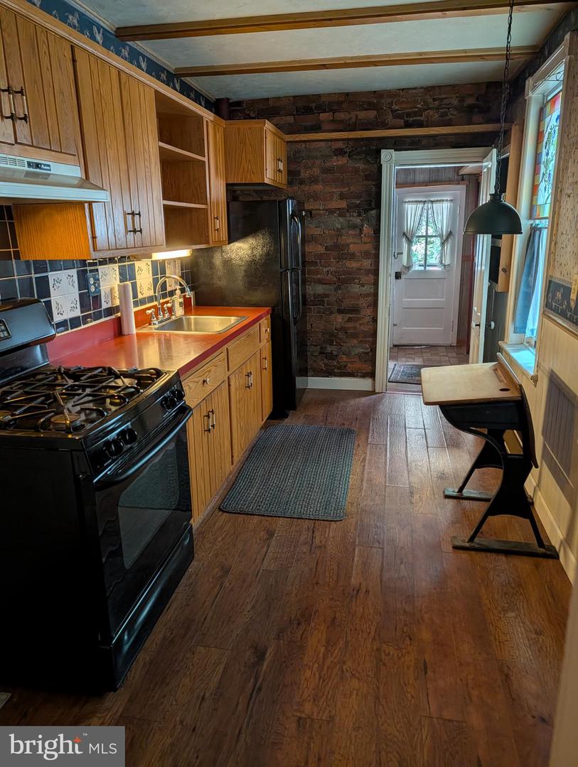 8 Jersey St Property Photo 7