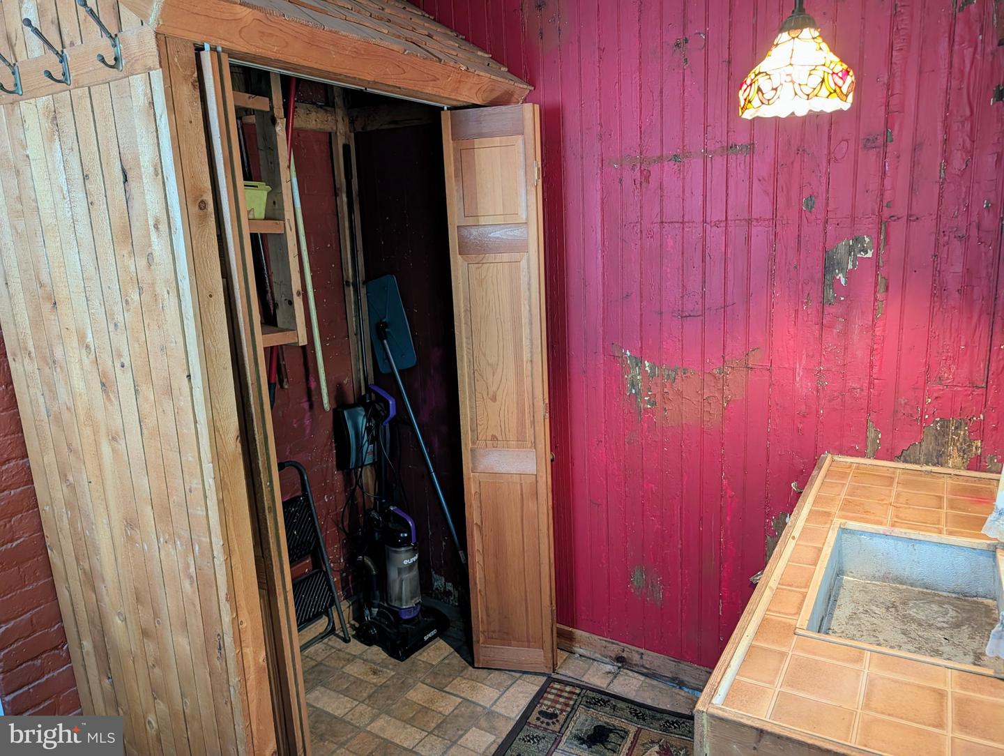 8 Jersey St Property Photo 10