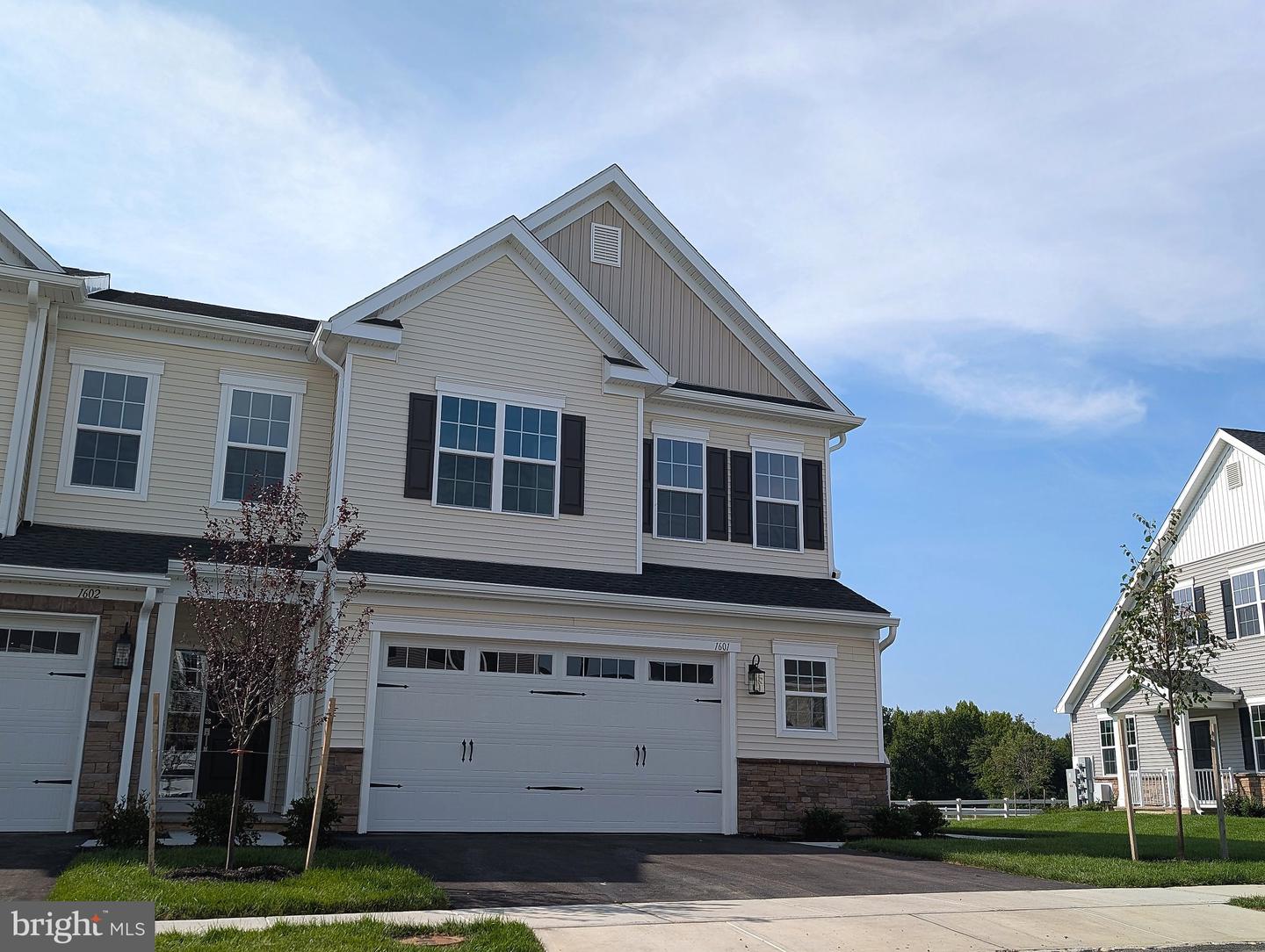 1601 JUSTIN DR Property Photo 1
