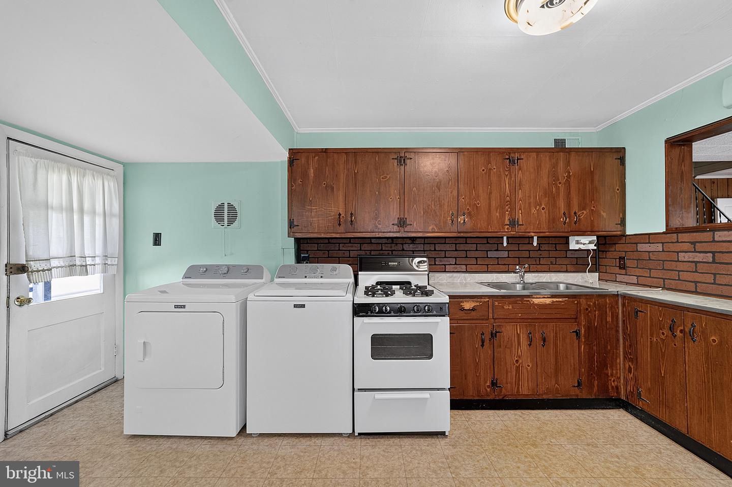 46 Dunmore Ave Property Photo 7