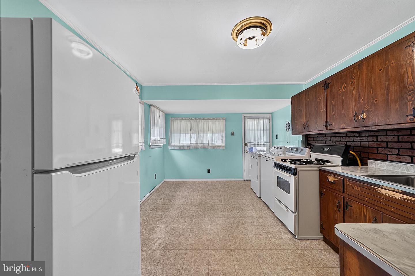 46 Dunmore Ave Property Photo 8