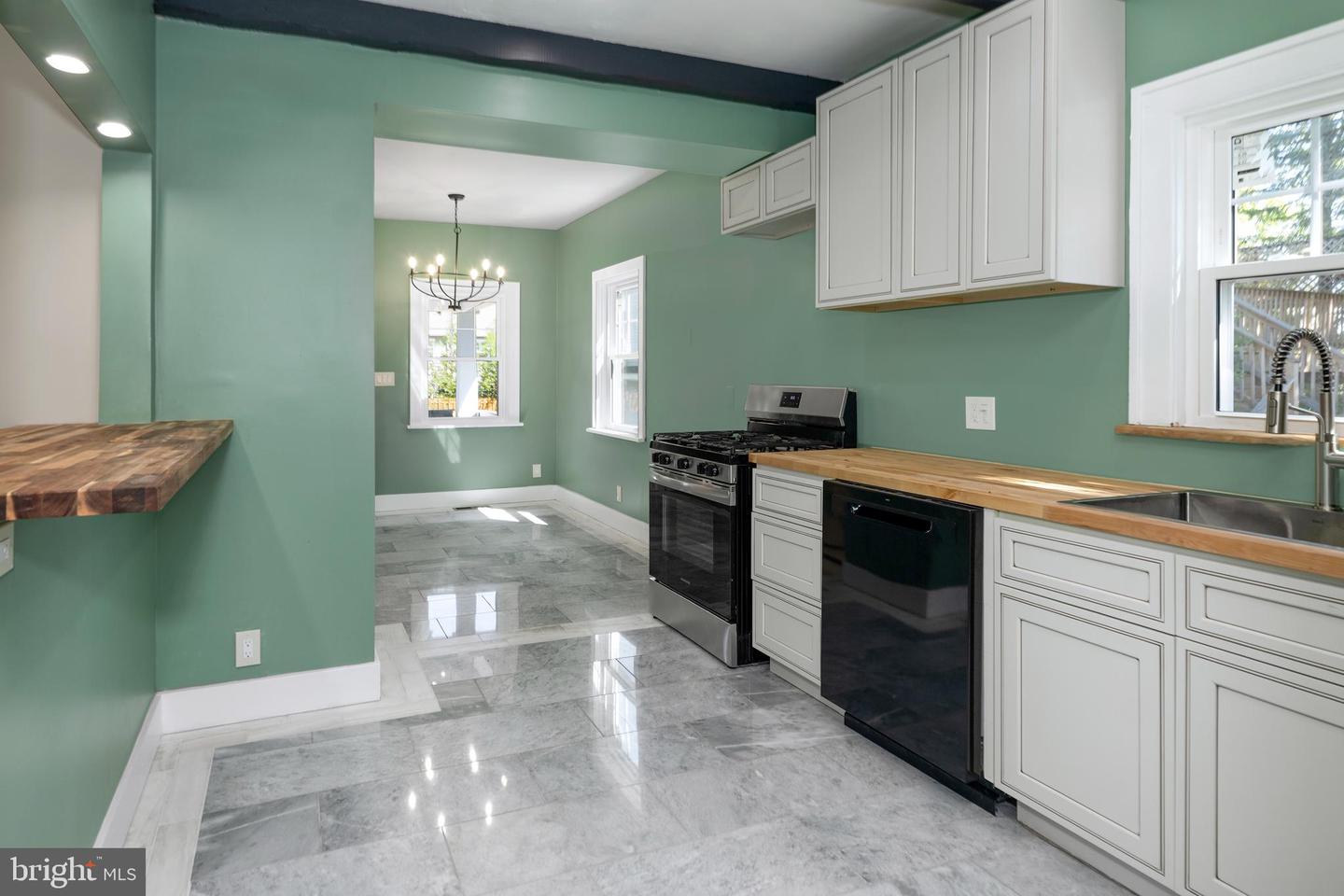 131 W Franklin Ave Property Photo 6