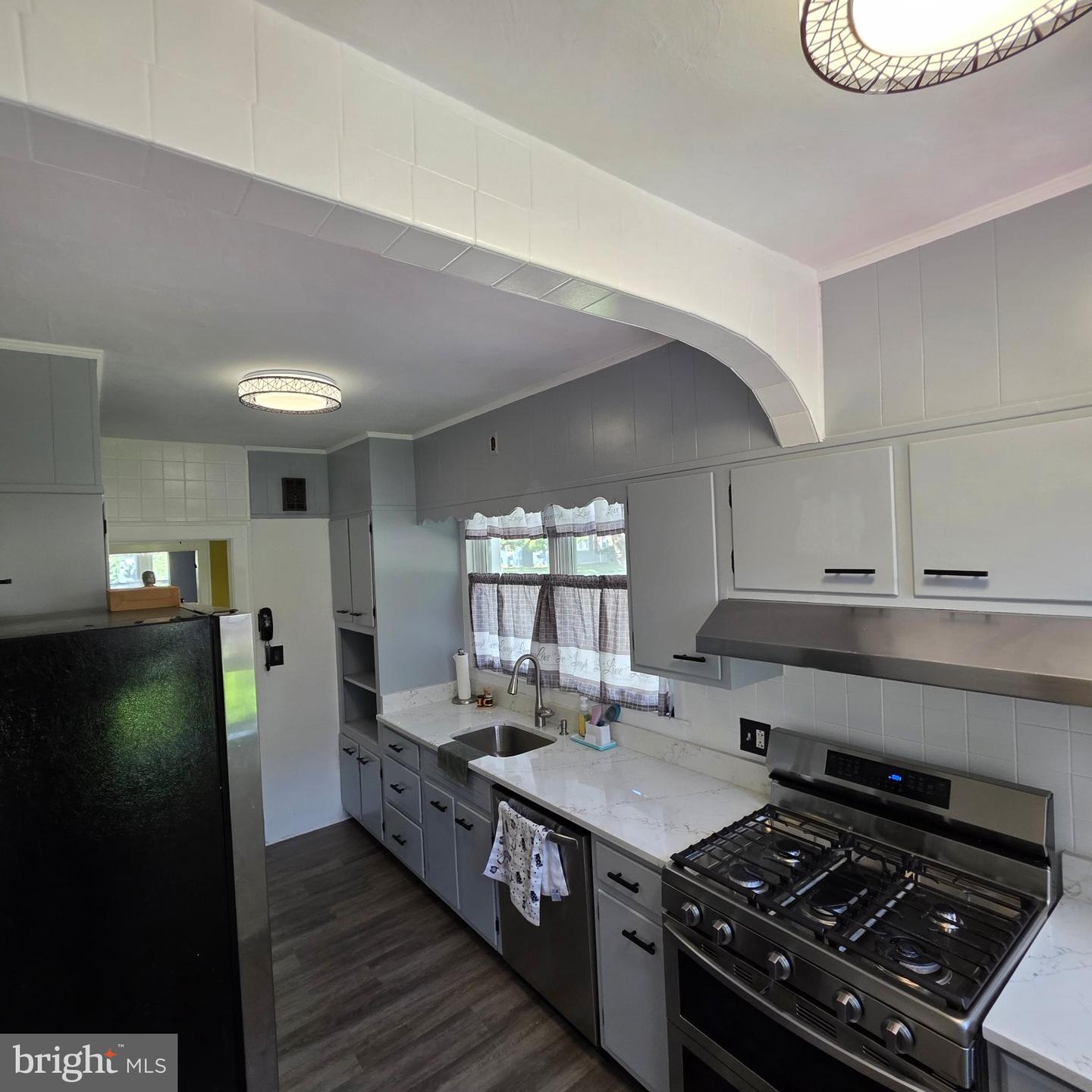 84 Maple Shade W Property Photo 7