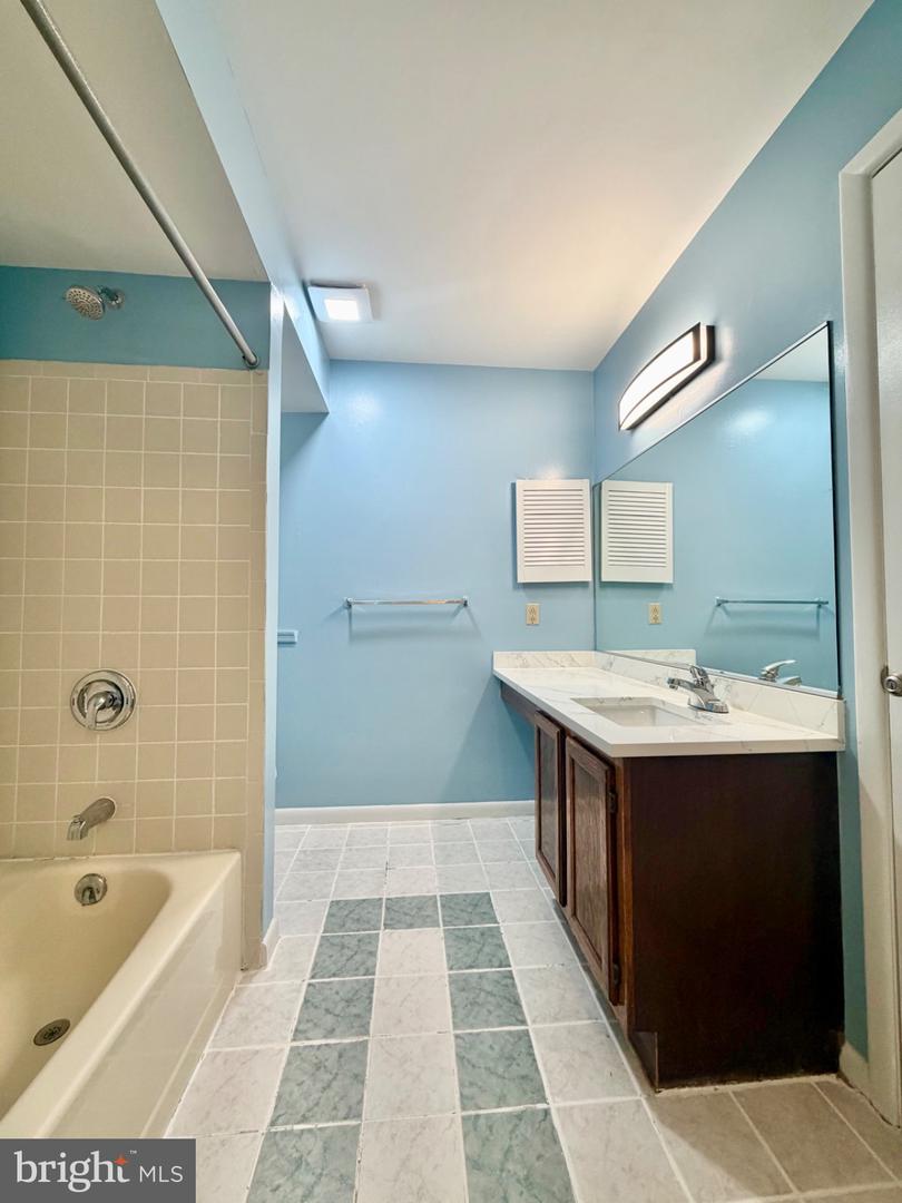 306 Trinity Ct #12 Property Photo 3