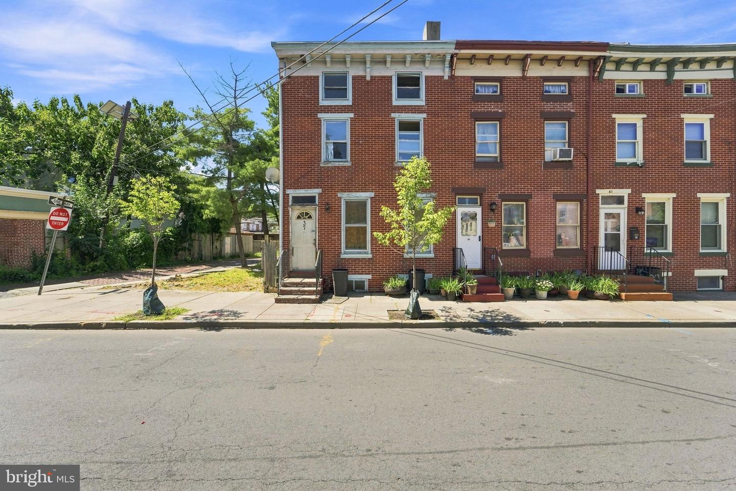 37 N STOCKTON ST Property Photo 1