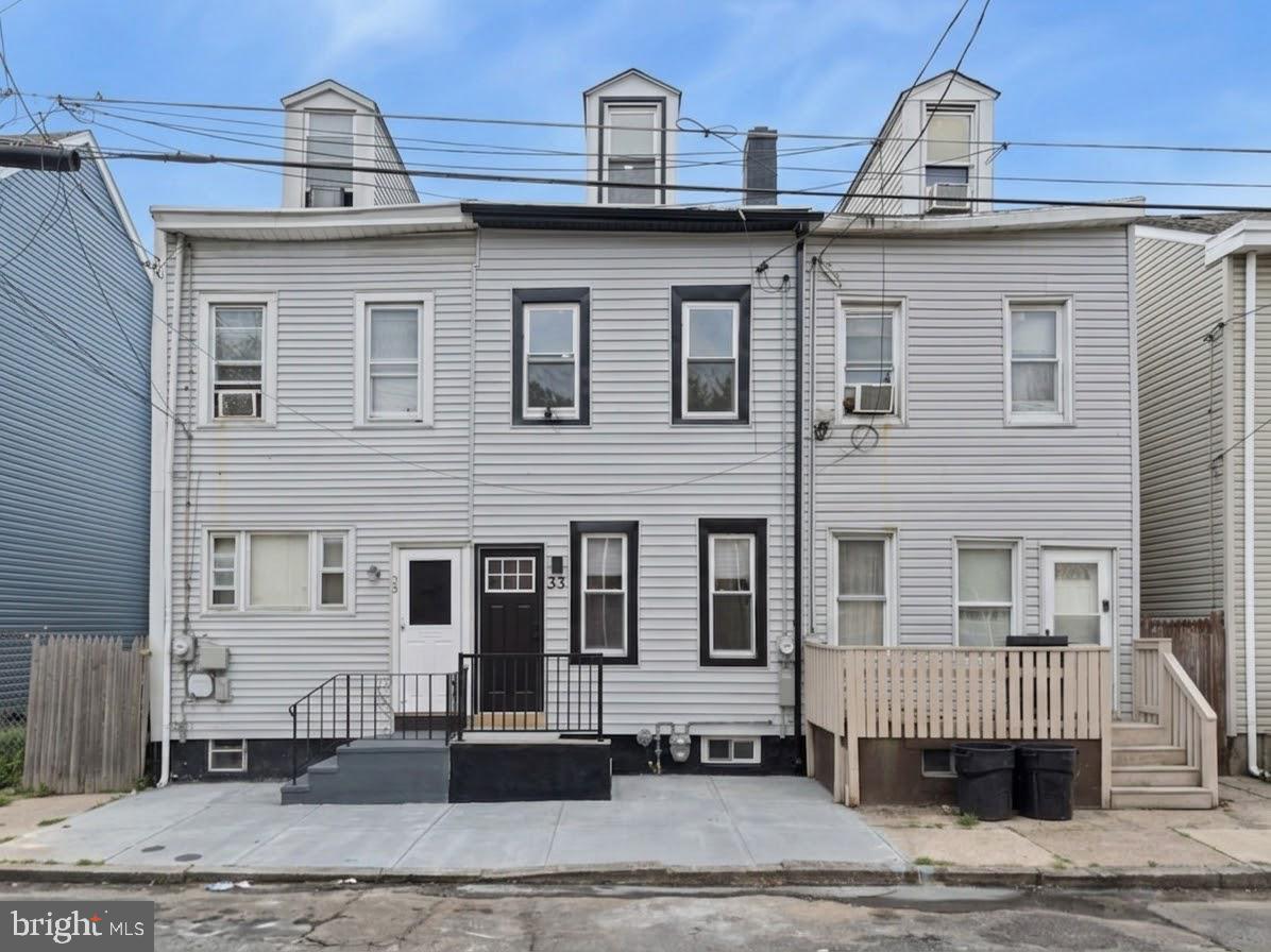 33 Poplar St Property Photo 1