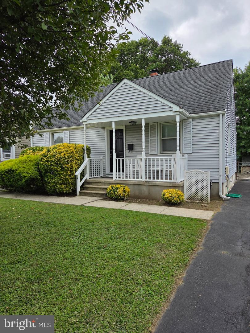 8 STRATFORD AVE Property Photo 1