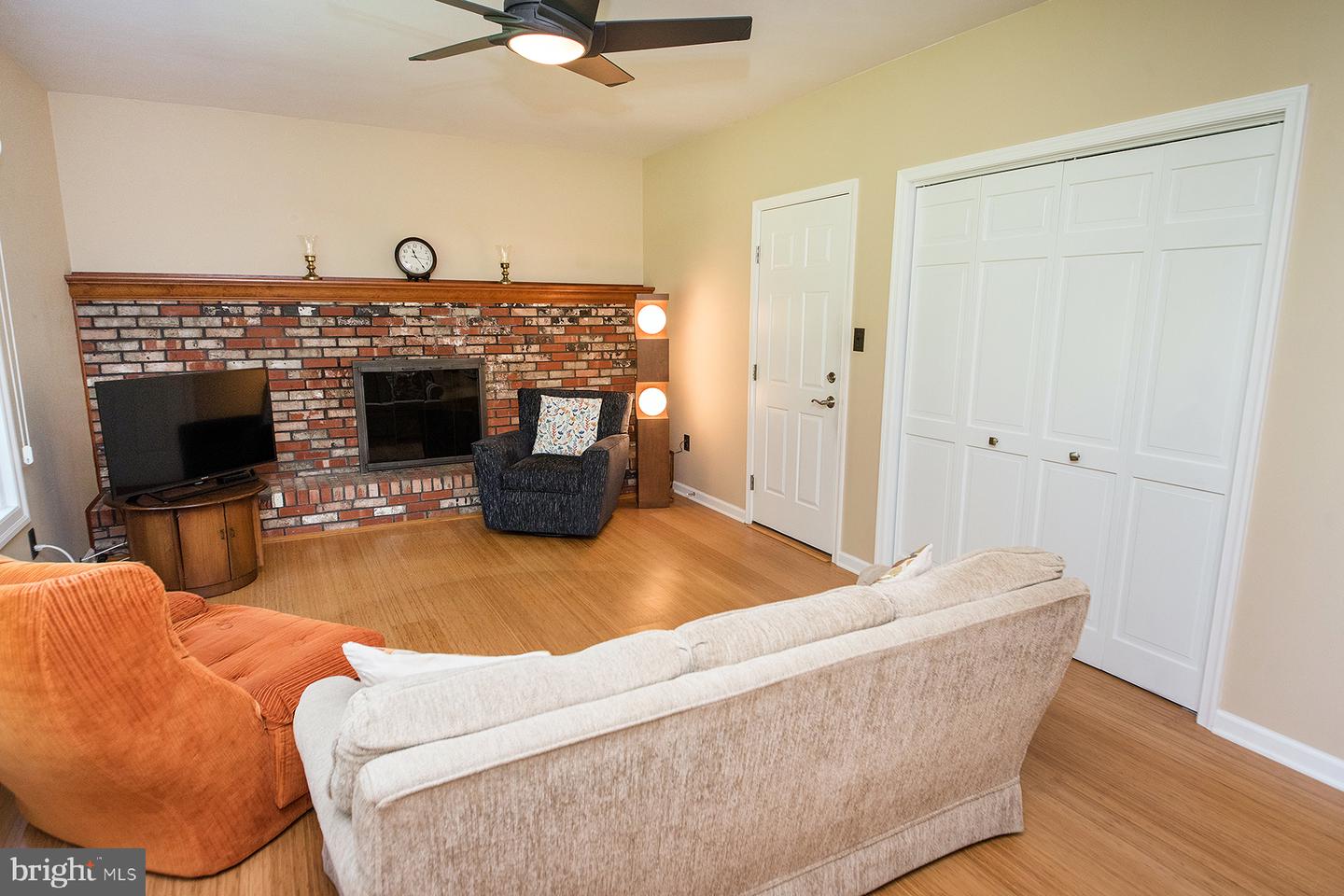 49 Lopatcong Dr Property Photo 4