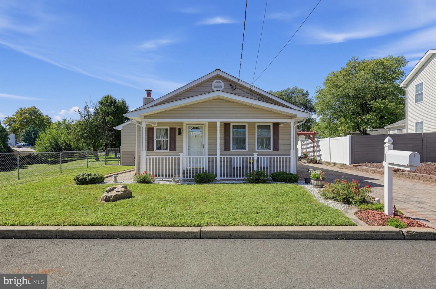 5 EVANS AVE Property Photo 1