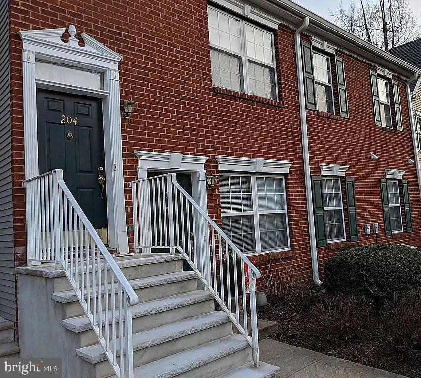204 Lansdowne Ct Property Photo 1