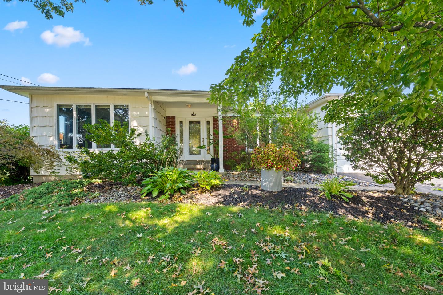 6 MARTIN LN Property Photo 1