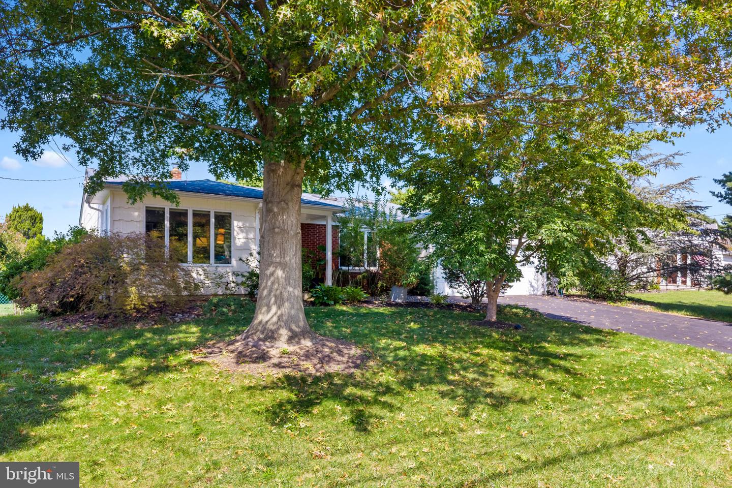 6 Martin Ln Property Photo 3