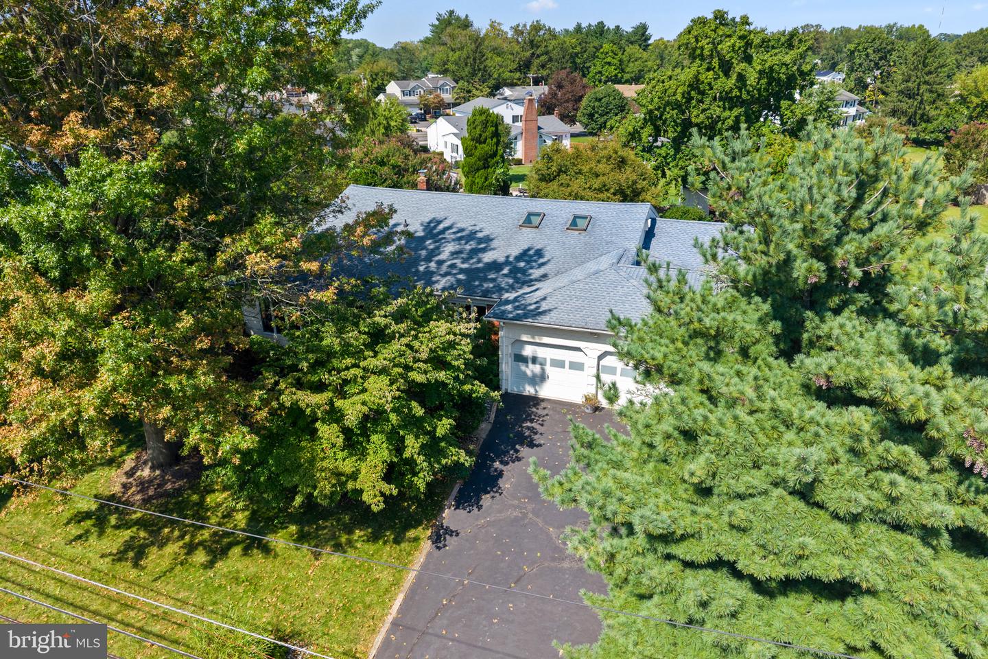 6 Martin Ln Property Photo 4