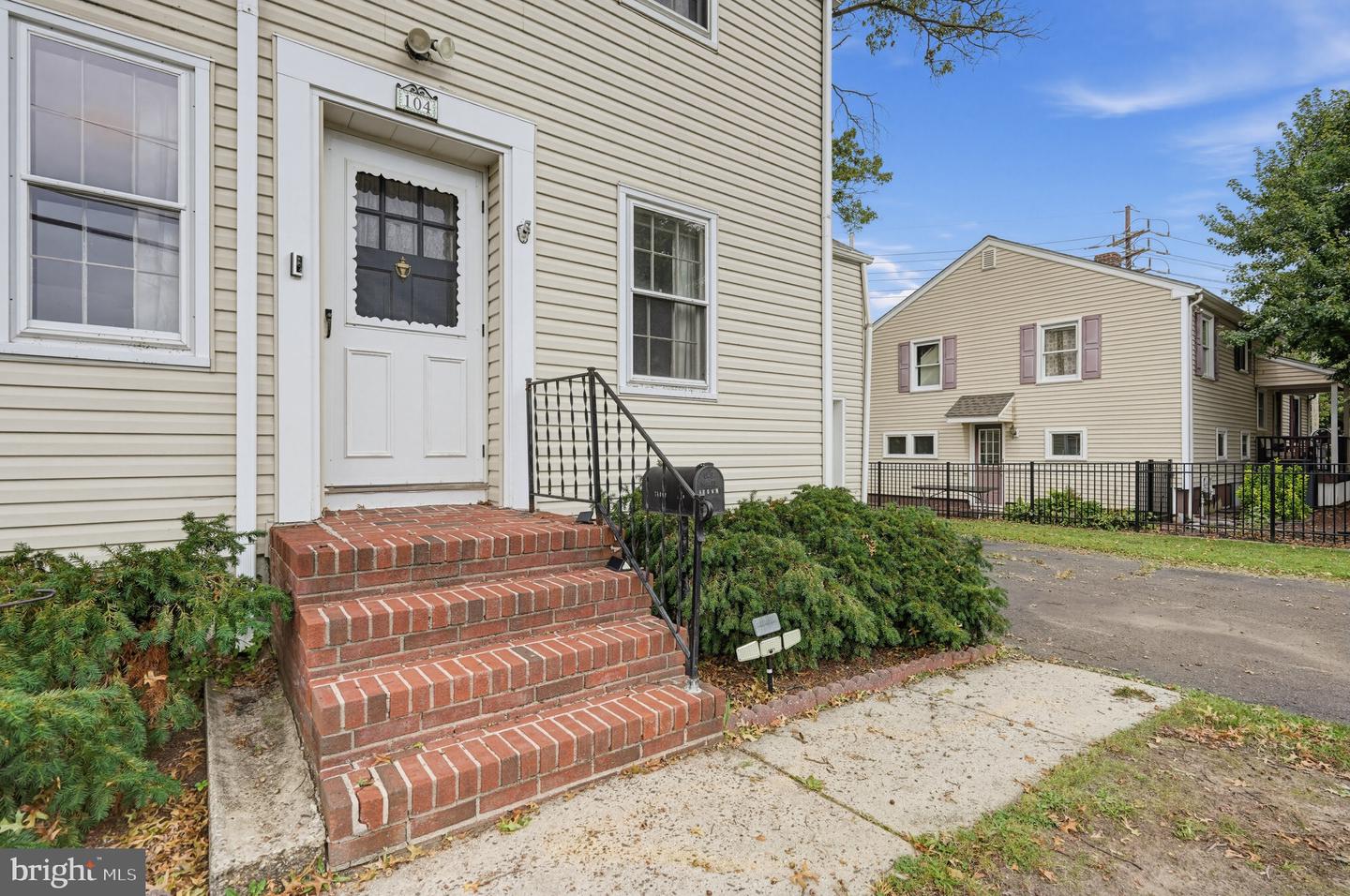 104 Harron Ave Property Photo 4