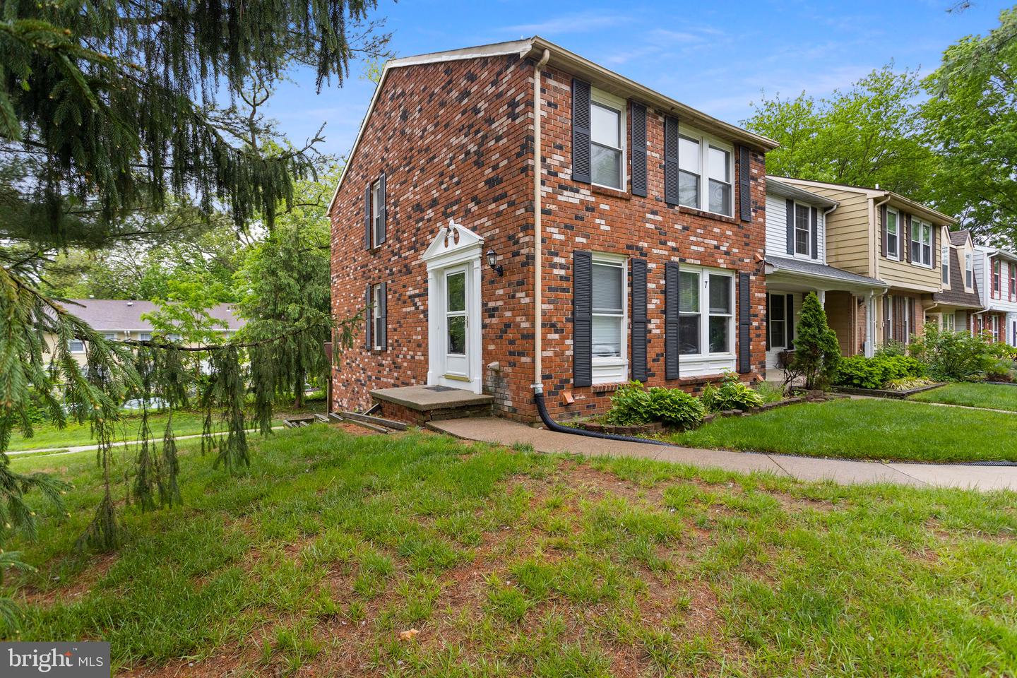 7 WOODLAND CT Property Photo 1
