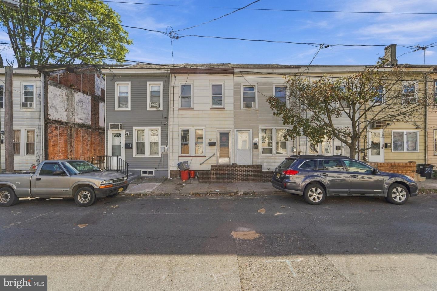 733 ADELINE ST Property Photo 1
