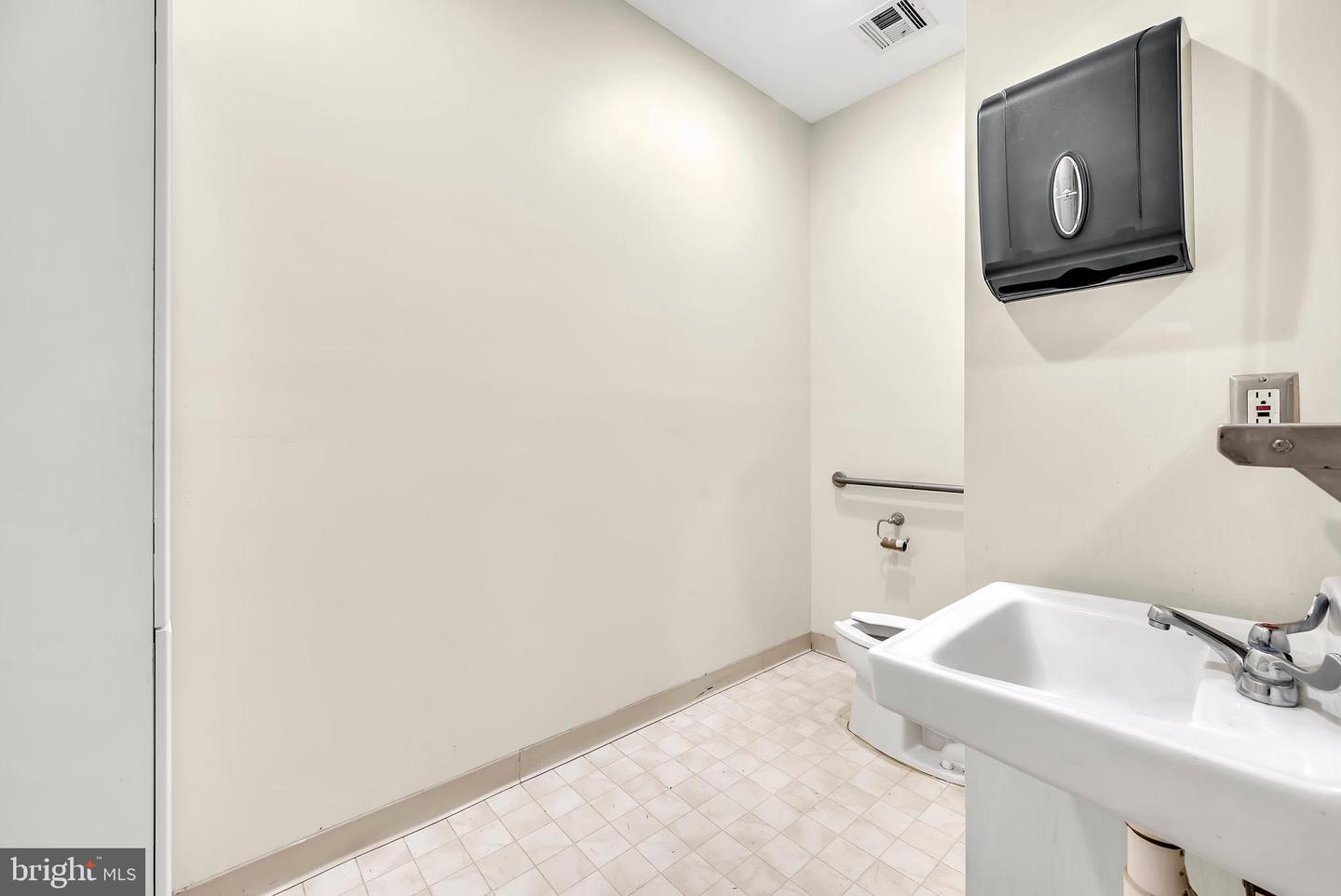 18 Hornerstown Rd #b Property Photo 7