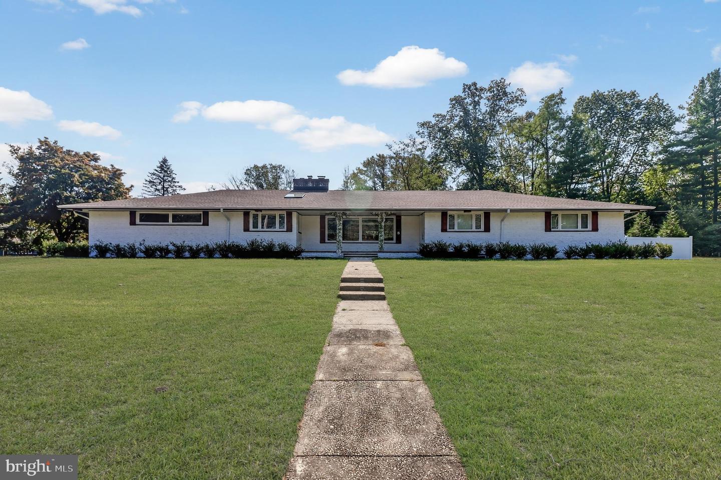 8 Lake Dr Property Photo 1