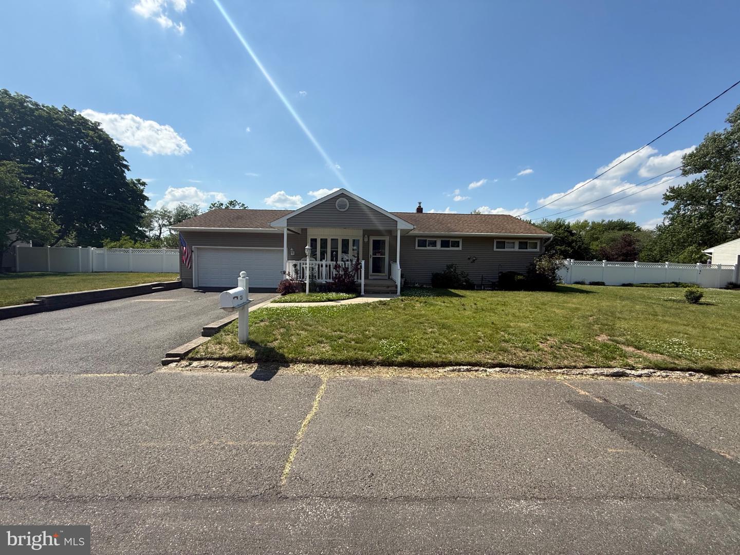 27 MAPLECREST DR