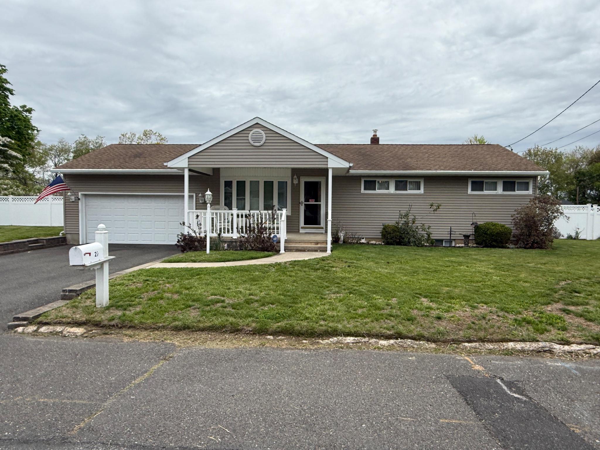 27 Maplecrest Dr Property Photo 2