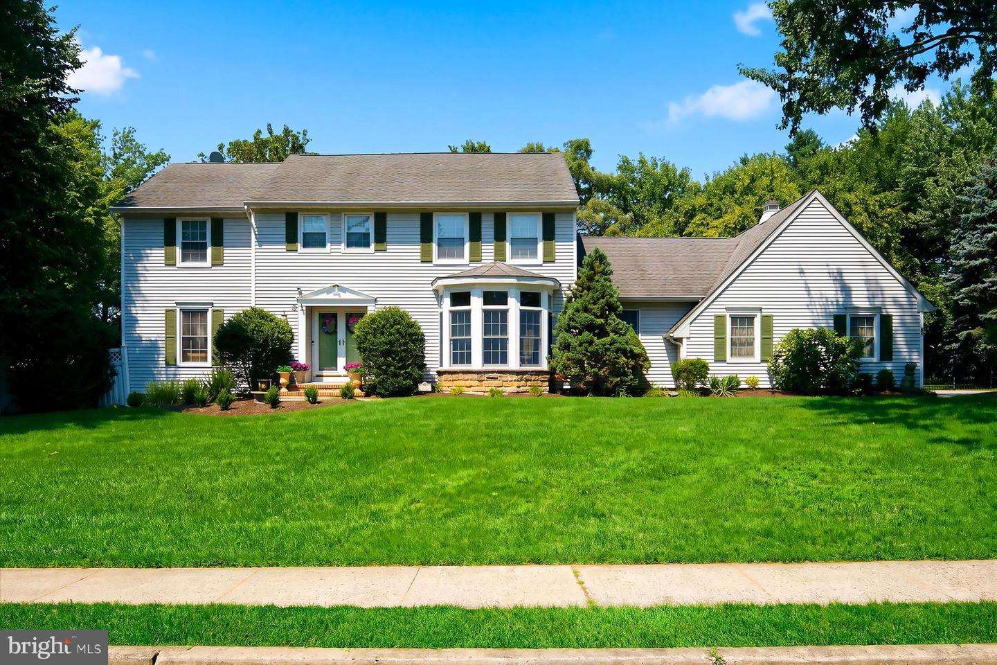 6 GREEN MEADOW BLVD