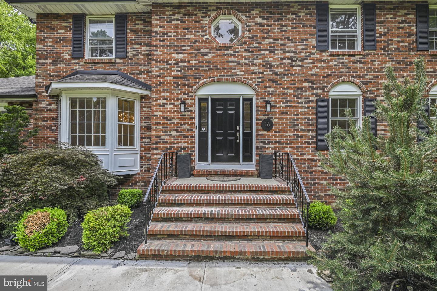 16 Pine Property Photo 8